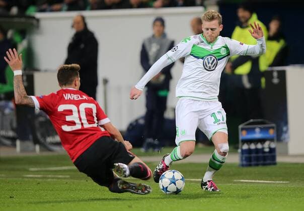 Guillermo Varela Manchester United ManU FC) im Duell mit Andre Schuerrle (VfL Wolfsburg)