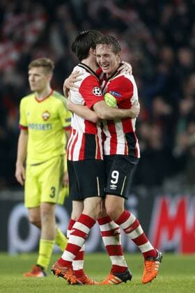 (L-R), Davy Propper of PSV, Luuk de Jong of PSV during the UEFA Champions League match between PSV Eindhoven and CSKA Moscow on December 8, 2015 at the Philips stadium in Eindhoven, The Netherlands. PSV v CSKA Moscow UEFA Champions League 2015 2016 xVIxJeroenxPutmansxIVx 4676976