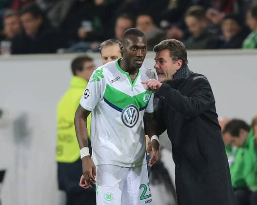Headcoach Dieter Hecking (VfL Wolfsburg) gibt Josuha Guilavogui (VfL Wolfsburg) Anweisungen