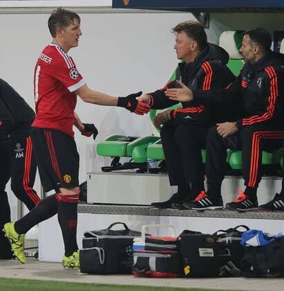 Auswechslung Bastian Schweinsteiger Manchester United ManU FC), hier klatscht er mit Headcoach Louis van Gaal (Manchester United FC) ab