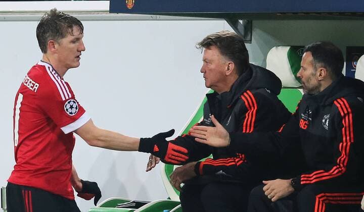 Auswechslung Bastian Schweinsteiger Manchester United ManU FC), hier klatscht er mit Headcoach Louis van Gaal (Manchester United FC) ab