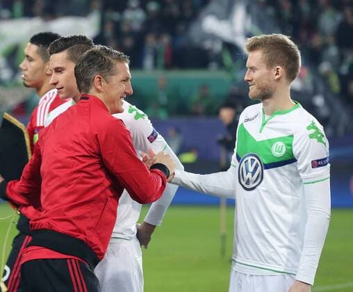 Bastian Schweinsteiger Manchester United ManU FC) begruesst hier Julian Draxler (VfL Wolfsburg) und Andre Schuerrle (VfL Wolfsburg)