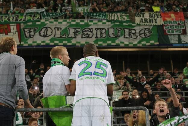 Naldo (VfL Wolfsburg) bei den fans in der Nordkurve auf dem zaun