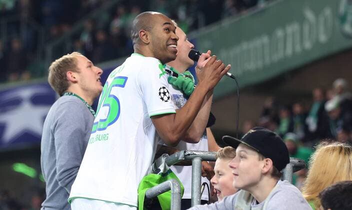 Naldo (VfL Wolfsburg) auf dem zaun bei den Fans in der Nordkurve