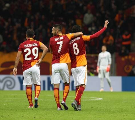 UEFA Champions League Group C soccer match between Galatasaray - Astana in Istanbul, Turkey, 08 December 2015. Fial Score: Galatasaray 1 - Astana 1 Pictured: Galatasaray players celebrates for Selcuk Inan s goal. ( wesley Sneijder ) 