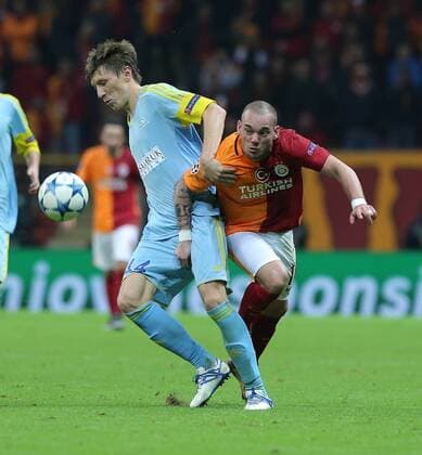 UEFA Champions League Group C soccer match between Galatasaray - Astana in Istanbul, Turkey, 08 December 2015. Fial Score: Galatasaray 1 - Astana 1 Pictured: Wesley Sneijder of Galatasaray and Evgeni Postnikov of Astana. 
