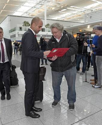 08.12.2015, Fussball Championsleague 2015 2016, FC Bayern München, Checkin der Mannschaft am Airport München zum Championsleague-Spiel in Zagreb. Trainer Pep Guardiola (FC Bayern München) 