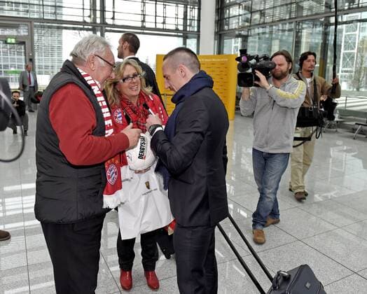08.12.2015, Fussball Championsleague 2015 2016, FC Bayern München, Checkin der Mannschaft am Airport München zum Championsleague-Spiel in Zagreb. Franck Ribery (FC Bayern München) gibt Autogramme. 