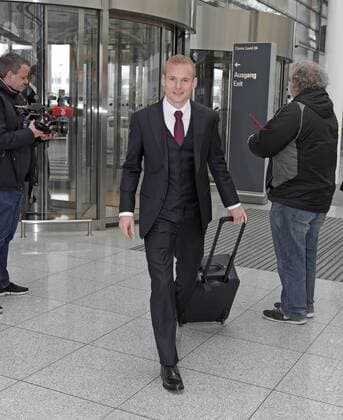 08.12.2015, Fussball Championsleague 2015 2016, FC Bayern München, Checkin der Mannschaft am Airport München zum Championsleague-Spiel in Zagreb. Sebastian Rode (FC Bayern München). 