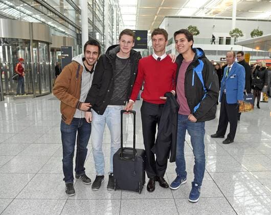 08.12.2015, Fussball Championsleague 2015 2016, FC Bayern München, Checkin der Mannschaft am Airport München zum Championsleague-Spiel in Zagreb. Thomas Müller (FC Bayern München) mit Fans. 