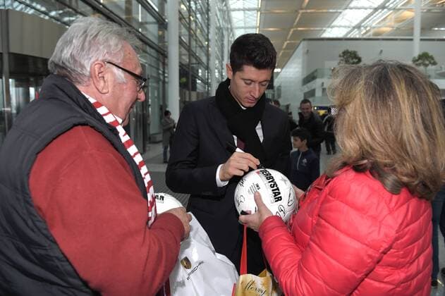 08.12.2015, Fussball Championsleague 2015 2016, FC Bayern München, Checkin der Mannschaft am Airport München zum Championsleague-Spiel in Zagreb. Robert Lewandowski (FC Bayern München) mit Fans. 
