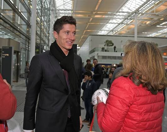 08.12.2015, Fussball Championsleague 2015 2016, FC Bayern München, Checkin der Mannschaft am Airport München zum Championsleague-Spiel in Zagreb. Robert Lewandowski (FC Bayern München) mit Fans. 