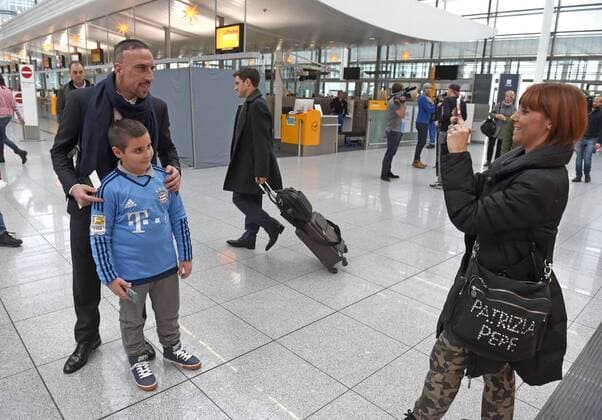 08.12.2015, Fussball Championsleague 2015 2016, FC Bayern München, Checkin der Mannschaft am Airport München zum Championsleague-Spiel in Zagreb. Franck Ribery (FC Bayern München) mit Fans. 