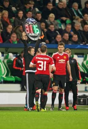 Fussball Wolfsburg 08.12..2015 Champions League VFLWolfsburg - Manchester United ManU Auswechslung Bastian Schweinsteiger (Manchester, No.31) Michael Carrick (Manchester, No.16)