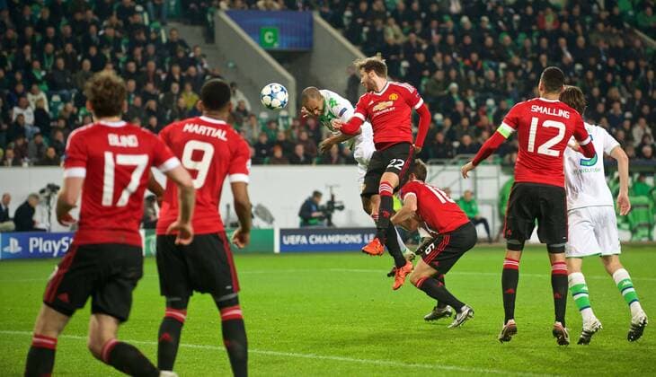 Fussball Wolfsburg 08.12..2015 Champions League VFLWolfsburg - Manchester United ManU Tor zum 3:2 durch Naldo (Wolfsburg, No.25) Nick Powell (Manchester, No.22) Michael Carrick (Manchester, No.16) Anthony Martial (Manchester, No.09) Daley Blind (Manchester, No.17)