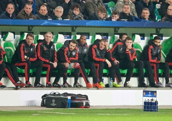 Fussball Wolfsburg 08.12..2015 Champions League VFLWolfsburg - Manchester United ManU Ersatzbank von Manchester United mit Bastian Schweinsteiger (Manchester, No.31)