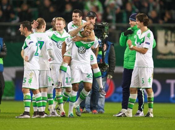 Fussball Wolfsburg 08.12..2015 Champions League VFLWolfsburg - Manchester United ManU Vieirinha (Wolfsburg, No.08) Naldo (Wolfsburg, No.25) Jubel nach dem Sieg Timm Klose (Wolfsburg, No.05) re. Andre Schürrle (Wolfsburg, No.17) Maximilian Arnold (Wolfsburg, No.27) Christian Träsch (Wolfsburg, No.15)