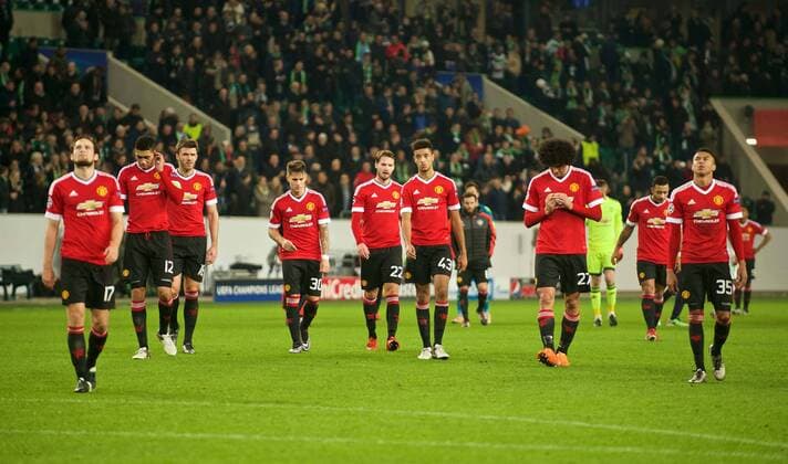 Fussball Wolfsburg 08.12..2015 Champions League VFLWolfsburg - Manchester United ManU niedergeschlagene Manchester Spieler nach der Niederlage Daley Blind (Manchester, No.17) Michael Carrick (Manchester, No.16) Chris Smalling (Manchester, No.12) Guillermo Varela (Manchester, No.30) Nick Powell (Manchester, No.22) Cameron Borthwick-Jackson (Manchester, No.43) Marouane Fellaini (Manchester, No.27) Anthony Martial (Manchester, No.09) Jesse Lingered (Manchester, No.35) vlnr.