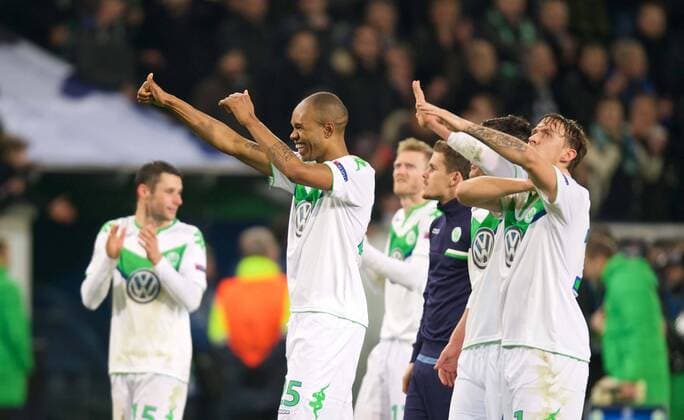 Fussball Wolfsburg 08.12..2015 Champions League VFLWolfsburg - Manchester United ManU Jubel Wolfsburg nach dem Soieg Naldo (Wolfsburg, No.25) Max Kruse (Wolfsburg, No.11)