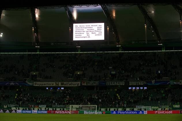 Fussball Wolfsburg 08.12..2015 Champions League VFLWolfsburg - Manchester United ManU Sicherheit in der Volkswagen Arena Das Stadion konnte nach Spielende nicht verlassen werden