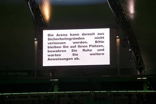 Fussball Wolfsburg 08.12..2015 Champions League VFLWolfsburg - Manchester United ManU Sicherheit in der Volkswagen Arena Das Stadion konnte nach Spielende nicht verlassen werden
