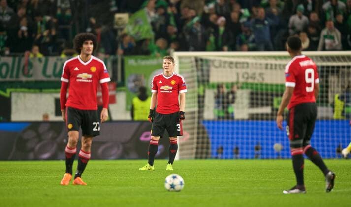 Fussball Wolfsburg 08.12..2015 Champions League VFLWolfsburg - Manchester United ManU niedergeschlagen Bastian Schweinsteiger (Manchester, No.31) Marouane Fellaini (Manchester, No.27) Anthony Martial (Manchester, No.09) nach dem 2:1 durch Wolfsburg