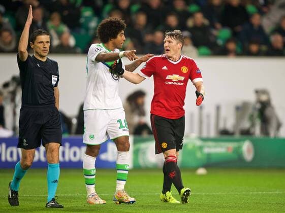Fussball Wolfsburg 08.12..2015 Champions League VFLWolfsburg - Manchester United ManU Diskussionen zwischen Bastian Schweinsteiger (Manchester, No.31) und Dante (Wolfsburg, No.18) nach einem irregulären Tor, das Schiedsrichter Milorad Mazic nicht anerkennt