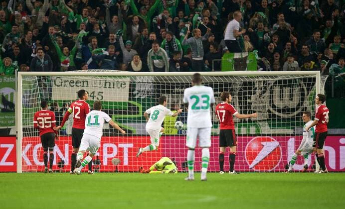 Fussball Wolfsburg 08.12..2015 Champions League VFLWolfsburg - Manchester United ManU Tor zum 2:1 durch Vieirinha (Wolfsburg, No.08) Daley Blind (Manchester, No.17) Julian Draxler (Wolfsburg, No.10) re. Mateo Darmian (Manchester, No.36) re. David de Gea (Manchester, No.01) am Boden