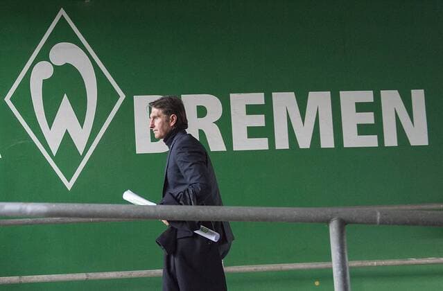 Trainer Bruno LABBADIA (HH) auf dem Weg in die Kabinen, dahinter ein Werder Bremen Logo und Schriftzug, Fussball 1. Bundesliga, 14. Spieltag, SV Werder Bremen (HB) - Hamburger SV (HH) 1:3, am 28.11.2015 in Bremen Deutschland.