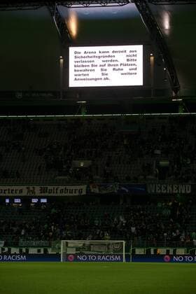Fussball Wolfsburg 08.12..2015 Champions League VFLWolfsburg - Manchester United ManU Sicherheit in der Volkswagen Arena Das Stadion konnte nach Spielende nicht verlassen werden