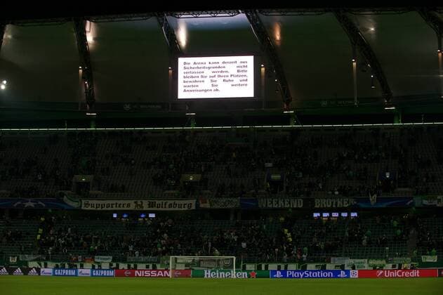 Fussball Wolfsburg 08.12..2015 Champions League VFLWolfsburg - Manchester United ManU Sicherheit in der Volkswagen Arena Das Stadion konnte nach Spielende nicht verlassen werden