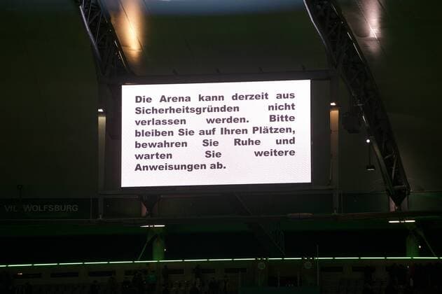 Fussball Wolfsburg 08.12..2015 Champions League VFLWolfsburg - Manchester United ManU Sicherheit in der Volkswagen Arena Das Stadion konnte nach Spielende nicht verlassen werden
