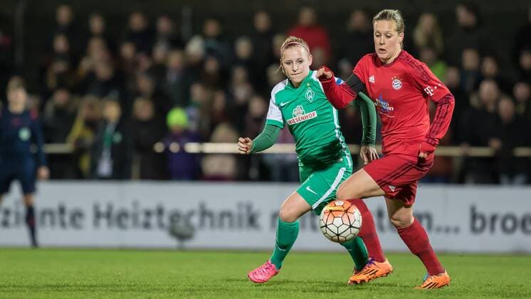 v.li.: Cindy König (Konig, Koenig, SV Werder Bremen, 11) und Vanessa Bürki (Burki, Buerki, FC Bayern München, 9) im Zweikampf, Duell, duel, tackle, Fussball, DFB-Pokal der Frauen, SV Werder Bremen - FC Bayern München, xdgx