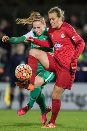 v.li.: Cindy König (Konig, Koenig, SV Werder Bremen, 11) und Vanessa Bürki (Burki, Buerki, FC Bayern München, 9) im Zweikampf, Duell, duel, tackle, Fussball, DFB-Pokal der Frauen, SV Werder Bremen - FC Bayern München, xdgx