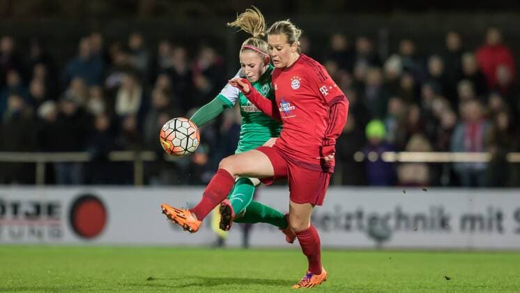 v.li.: Cindy König (Konig, Koenig, SV Werder Bremen, 11) und Vanessa Bürki (Burki, Buerki, FC Bayern München, 9) im Zweikampf, Duell, duel, tackle, Fussball, DFB-Pokal der Frauen, SV Werder Bremen - FC Bayern München, xdgx