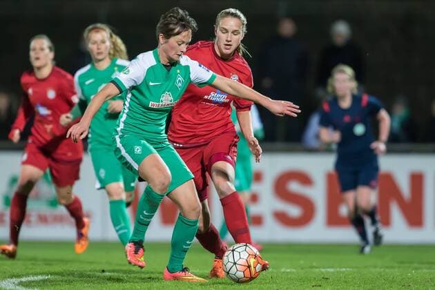 v.li.: Maren Wallenhorst (SV Werder Bremen, 25) und Vivianne Miedema (FC Bayern München, 10) im Zweikampf, Duell, duel, tackle, Fussball, DFB-Pokal der Frauen, SV Werder Bremen - FC Bayern München, xdgx