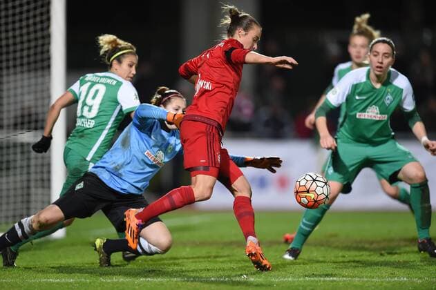 Frauen Fußball DFB-Pokal, Viertelfinale, Werder Bremen gegen Bayern München am 09.12.2015 in Bremen auf Platz 11 am Weserstadion. Bremens Torfrau Jennifer Martens (M) kämpft gegen Bayerns Gina Lewandowski um den Ball.