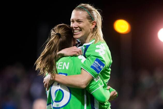 Themen der Woche - Sport Bilder des Tages - SPORT Bilder des Tages - SPORT 09.12.2015, xfrx, Fussball DFB-Pokal Damen, Turbine Potsdam - VfL Wolfsburg, emspor v.l. Caroline Graham Hansen (VfL Wolfsburg),Lara Dickenmann (VfL Wolfsburg) celebrate the goal,Torjubel zum 0:2