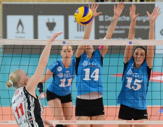 09.12.2015, xtkx, Volleyball Volleyball Challenge Cup Damen, VC Wiesbaden - Minchanka Minsk, emspor v.l. Tatsiana Seryk (Minsk), Liz Hintemann (VC Wiesbaden), Iveta Halbichova (VC Wiesbaden), Jennifer Pettke (VC Wiesbaden),