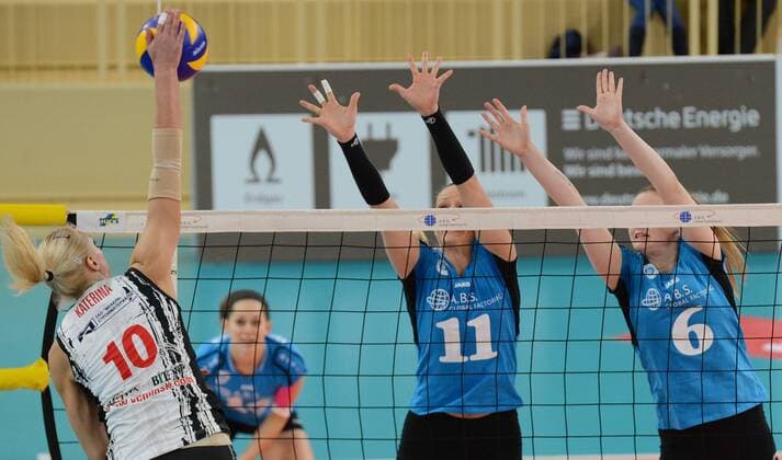 09.12.2015, xtkx, Volleyball Volleyball Challenge Cup Damen, VC Wiesbaden - Minchanka Minsk, emspor v.l. Katsiaryna Silantsyeva (Minsk), Liz Hintemann (VC Wiesbaden), Rebecca Schaeperklaus (VC Wiesbaden),
