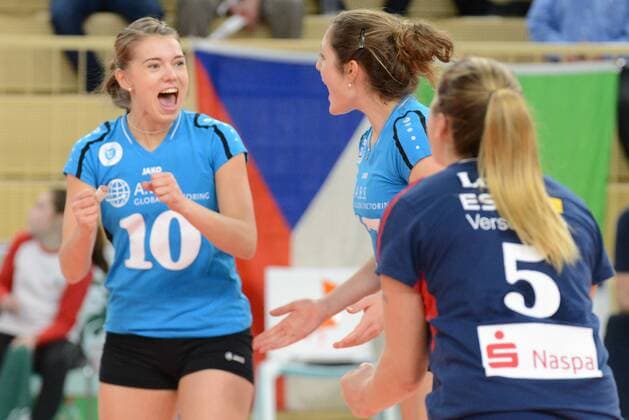 09.12.2015, xtkx, Volleyball Volleyball Challenge Cup Damen, VC Wiesbaden - Minchanka Minsk, emspor v.l. Kaisa Alanko (VC Wiesbaden), Elena Steinemann (VC Wiesbaden), Alyssa Longo (VC Wiesbaden),