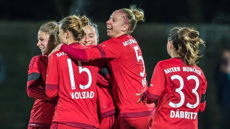 Die Spielerinnen des FC Bayen München beim Torjubel, Goal celebration, celebrate the goal, goal celebration, Jubeltraube, Fussball, DFB-Pokal der Frauen, SV Werder Bremen - FC Bayern München, xdgx