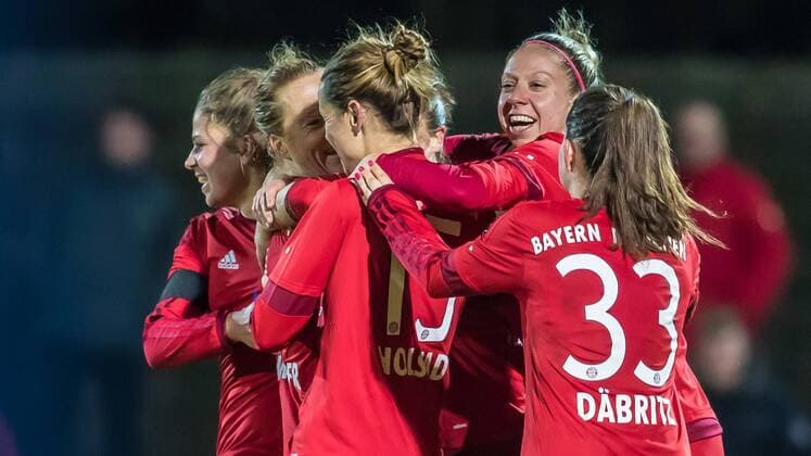 Bilder des Tages - SPORT Bilder des Tages - SPORT Die Spielerinnen des FC Bayen München beim Torjubel, Goal celebration, celebrate the goal, goal celebration, Jubeltraube, Fussball, DFB-Pokal der Frauen, SV Werder Bremen - FC Bayern München, xdgx