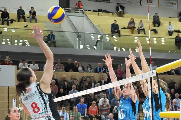 09.12.2015, xtkx, Volleyball Volleyball Challenge Cup Damen, VC Wiesbaden - Minchanka Minsk, emspor v.l. Tatsiana Tsiulebiakina (Minsk), 06 , Delainey Aigner Swesey (VC Wiesbaden),