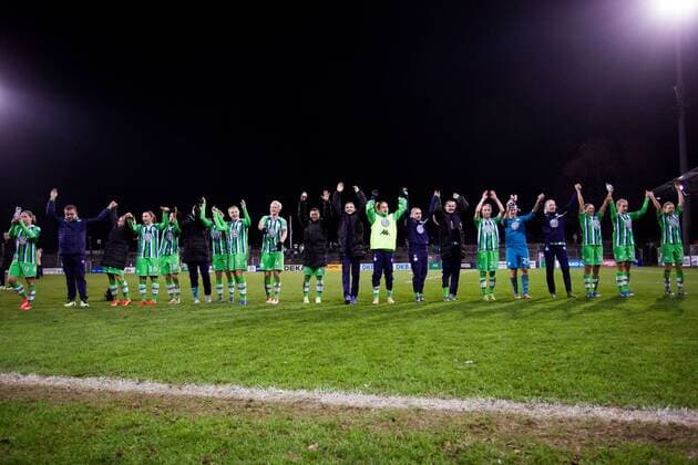 09.12.2015, xfrx, Fussball DFB-Pokal Damen, Turbine Potsdam - VfL Wolfsburg, emspor v.l. Spielerinnen des VfL Wolfsburg lassen sich nach Spielende von Fans feiern