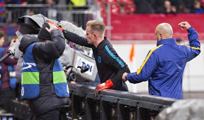 Bilder des Tages - SPORT Bilder des Tages - SPORT Leverkusen, 09.12.2015, BayArena Torwart Marc-Andre ter Stegen (Barca) kümmert sich vor dem Spiel um einen Kameramann der einen Ball seines Torwarttrainers gegen den Kopf bekommen hat Bayer Leverkusen - FC Barcelona Barca mm