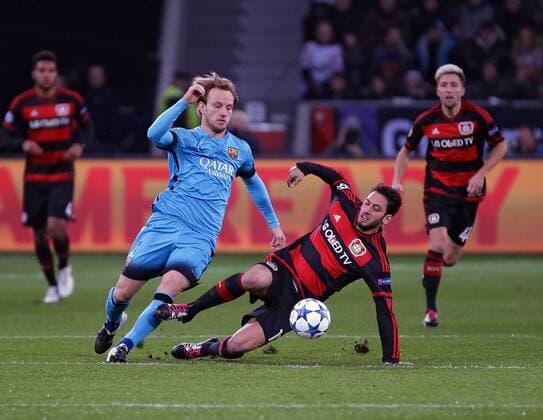 09.12.2015, xjhx, Fussball UEFA Champions League, Bayer 04 Leverkusen - FC Barcelona Barca emspor v.l. Ivan Rakitic (FC Barcelona), Hakan Calhanoglu (Bayer 04 Leverkusen), Aktion.