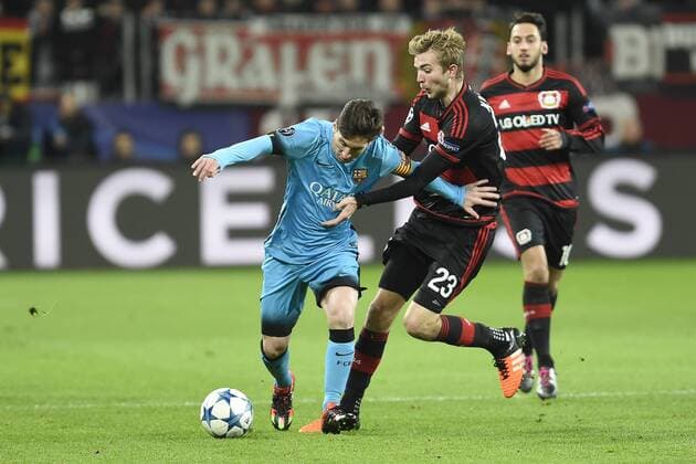 Leverkusen, Deutschland 09. Dezember 2015: Champions League 15 16 - Bayer 04 Leverkusen vs. FC Barcelona Barca Lionel Messi (FC Barcelona) im Zweikampf gegen Christoph Kramer (Leverkusen) ot