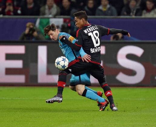 09.12.2015, xjhx, Fussball UEFA Champions League, Bayer 04 Leverkusen - FC Barcelona Barca emspor v.l. Lionel Messi (FC Barcelona), Wendell (Bayer 04 Leverkusen), Aktion.