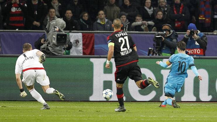 Lionel Messi FC Barcelona Barca (R) kicks the 1:0 goal against Goalkeeper Bernd Leno (Bayer 04 Leverkusen) during the championsleague match between Bayer 04 Leverkusen and FC Barcelona, Bayarena in Leverkusen on december 9., 2015. Bayer 04 Leverkusen vs. FC Barcelona in der Champions League der Saison 2015 2016 am 9. Dezember 2015.